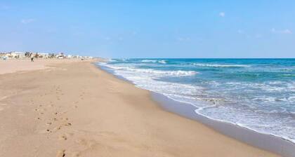 Bright house with private pool and garden located in the beautiful beach area of ââCastelldefels. Perfect place for families with children or adults who want to spend some relaxing time together under the Mediterranean sun.This property is located in