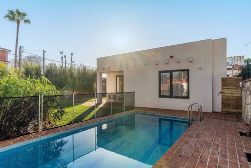 Bright house with private pool and garden located in the beautiful beach area of ​​Castelldefels. Perfect place for families with children or adults who want to spend some relaxing time together under the Mediterranean sun.This property is located in