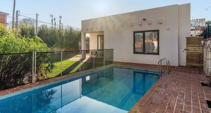 Bright house with private pool and garden located in the beautiful beach area of ââCastelldefels. Perfect place for families with children or adults who want to spend some relaxing time together under the Mediterranean sun.This property is located in