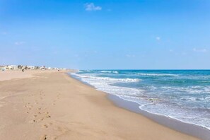 Beach - Bright house with private pool and garden located in the beautiful beach area of ​​Castelldefels. Perfect place for families with children or adults who want to spend some relaxing time together under the Mediterranean sun.This property is located in (Castelldefels)