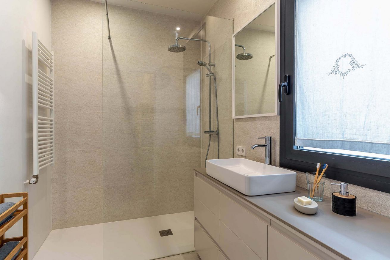 Shower, towels, shampoo