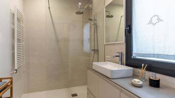Shower, towels, shampoo