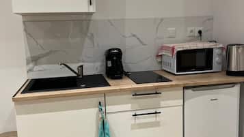 Een microgolfoven, een kookplaat