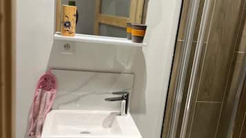 Een douche, handdoeken, toiletpapier