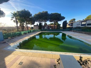 Pool - Apartment with terrace overlooking golf course, swimming pool and tennis court. (Cap d’agde)