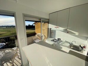 Private kitchen - Apartment with terrace overlooking golf course, swimming pool and tennis court. (Cap d’agde)