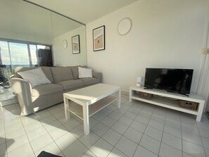 Living area - Apartment with terrace overlooking golf course, swimming pool and tennis court. (Cap d’agde)