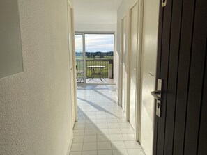 Interior - Apartment with terrace overlooking golf course, swimming pool and tennis court. (Cap d’agde)