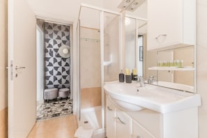 Dusche, Haartrockner, Bidet, Handtücher