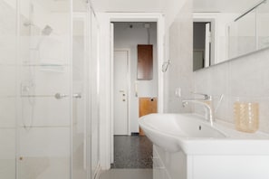 Shower, bidet, towels - GuestHost - A comfortable and practical 40 square meters apartment, perfect for three people, located on the fourth floor of a building without an elevator.The property is located in the Navigli district, one of Milan's liveliest areas: guests can enjoy  (Milan)