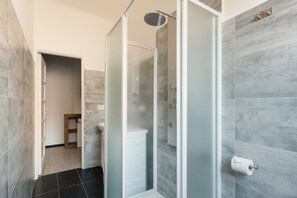 Shower, bidet, towels - GuestHost - A comfortable and welcoming 45 square meters apartment, perfect for four people, located on the fourth floor of a building without an elevator.The property is located in the Navigli district, one of Milan's liveliest areas: guests can enjoy r (Milan)