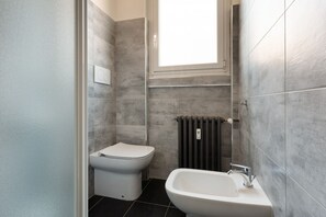 Regadera, bidet, toallas 