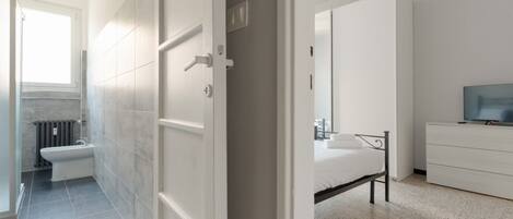 2 chambres, fer et planche Ă repasser