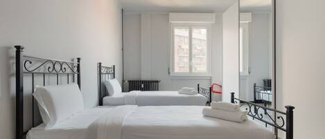 2 chambres, fer et planche à repasser