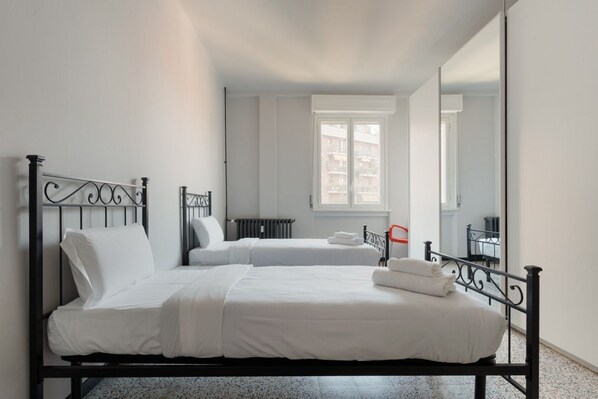 2 habitaciones y tabla de planchar con plancha 