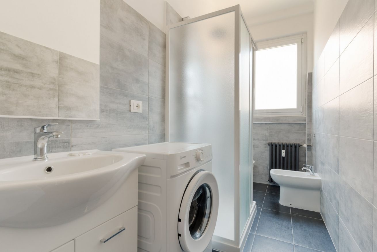 Shower, bidet, towels