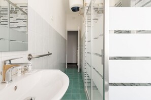 Douche, bidet, serviettes fournies