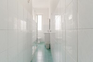 Shower, bidet, towels - A bright and welcoming 75 sq m apartment, perfect for five people, located on the fourth floor of a building without an elevator.The property is located in the Navigli district, one of Milan's liveliest areas: guests can enjoy relaxing morning strolls or (Milan)