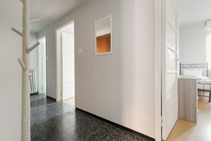 Interior - A bright and welcoming 75 sq m apartment, perfect for five people, located on the fourth floor of a building without an elevator.The property is located in the Navigli district, one of Milan's liveliest areas: guests can enjoy relaxing morning strolls or (Milan)