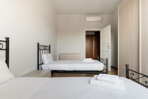 3 bedrooms, iron/ironing board - A bright and welcoming 75 sq m apartment, perfect for five people, located on the fourth floor of a building without an elevator.The property is located in the Navigli district, one of Milan's liveliest areas: guests can enjoy relaxing morning strolls or (Milan)