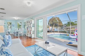 Utomhuspool och uppvärmd pool