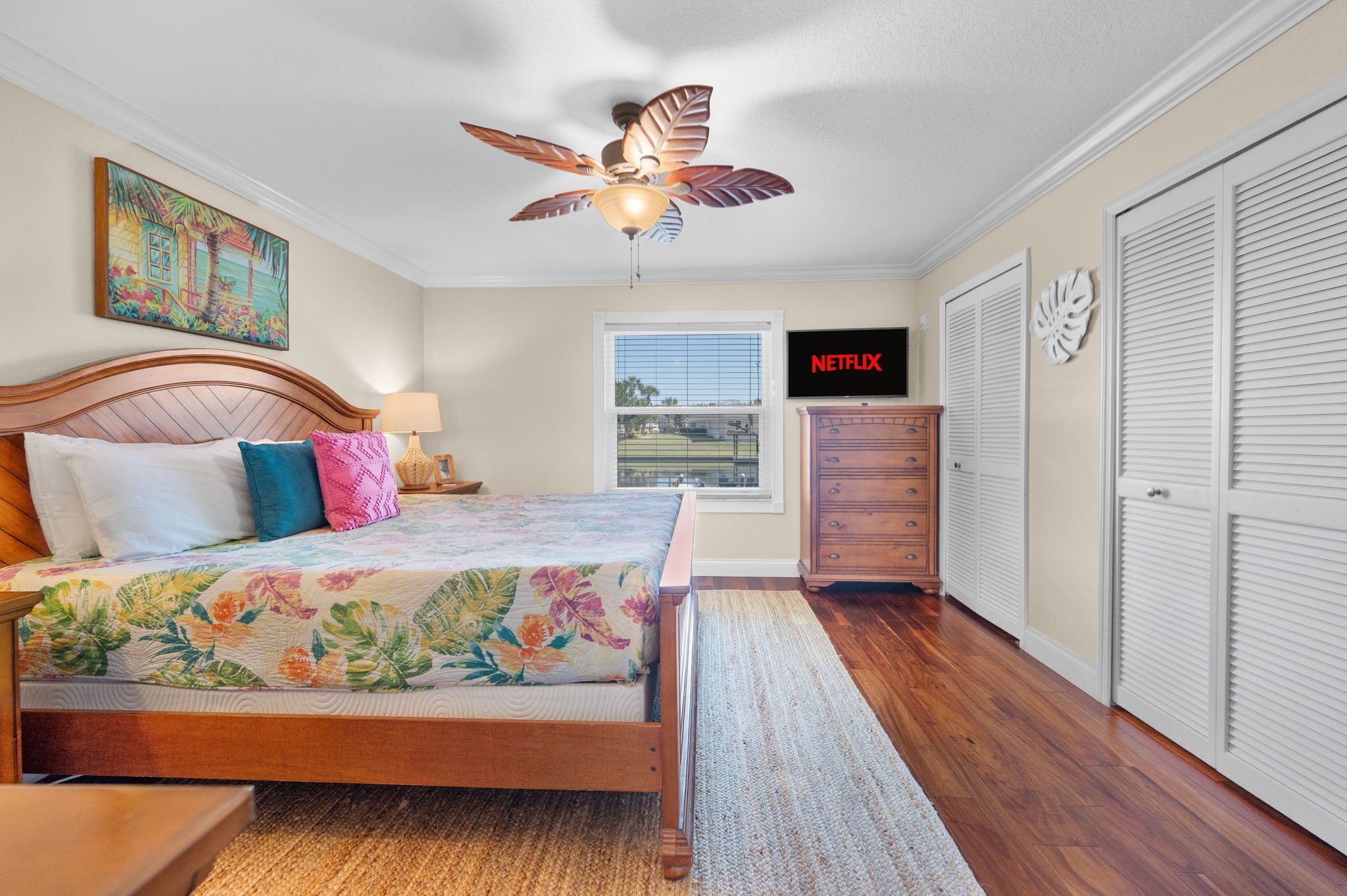 3 chambres, bureau, fer et planche à repasser, lit parapluie