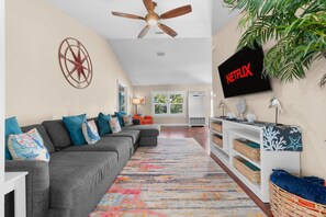 Smart-TV, Tischfußball, Tischtennisplatte, Bücher