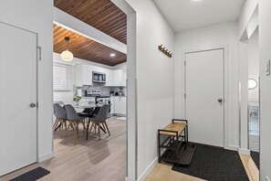 Dining - 3BR | king bed | Roger’s place | Downtown | Expo Centre | Stadium (Edmonton)