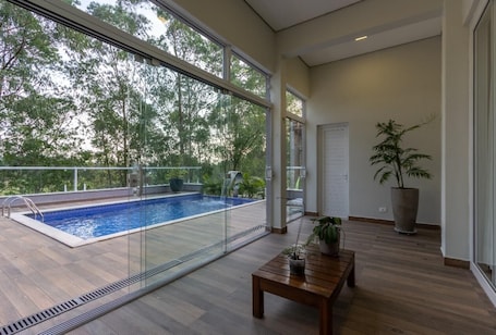 Pool. Mansion in Greater São Paulo Area - Condominium