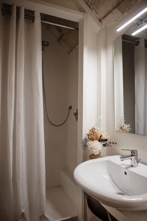 Dusche, Haartrockner, Handtücher, Seife