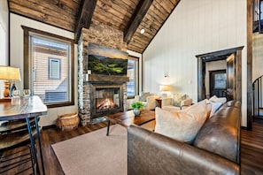Smart TV, fireplace, video games - New Cabin-1 Mi to PKWY-5 mi to Dolly-Pets (Pigeon Forge)