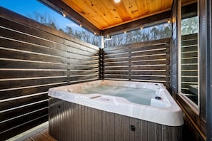 Indoor spa tub - New Cabin-1 Mi to PKWY-5 mi to Dolly-Pets (Pigeon Forge)