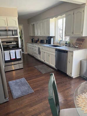 Microwave, oven, stovetop, dishwasher - Superb WORLD CUP location in awesome Leawood, Ks. 3 Bedroom townhome (Leawood)
