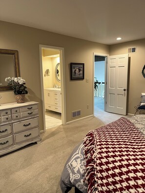 3 habitaciones, tabla de planchar con plancha, wifi y ropa de cama 