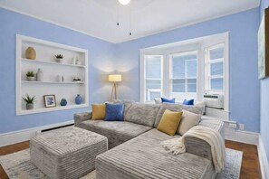 TV, offices - Beautiful 1 Bed Near All Attractions (Rochester)