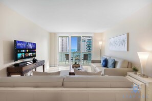 TV - Stylish 1BR Apt w/Beautiful Views Balcony + Pool (Hollywood)