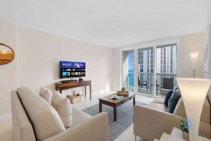 TV - Stylish 1BR Apt w/Beautiful Views Balcony + Pool (Hollywood)