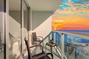 Property grounds - Stylish 1BR Apt w/Beautiful Views Balcony + Pool (Hollywood)