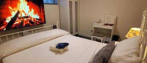 2 bedrooms, internet, bed sheets