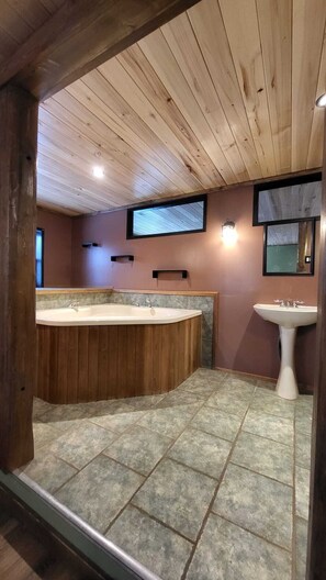 Dusche, Whirlpool, Handtücher, Toilettenpapier