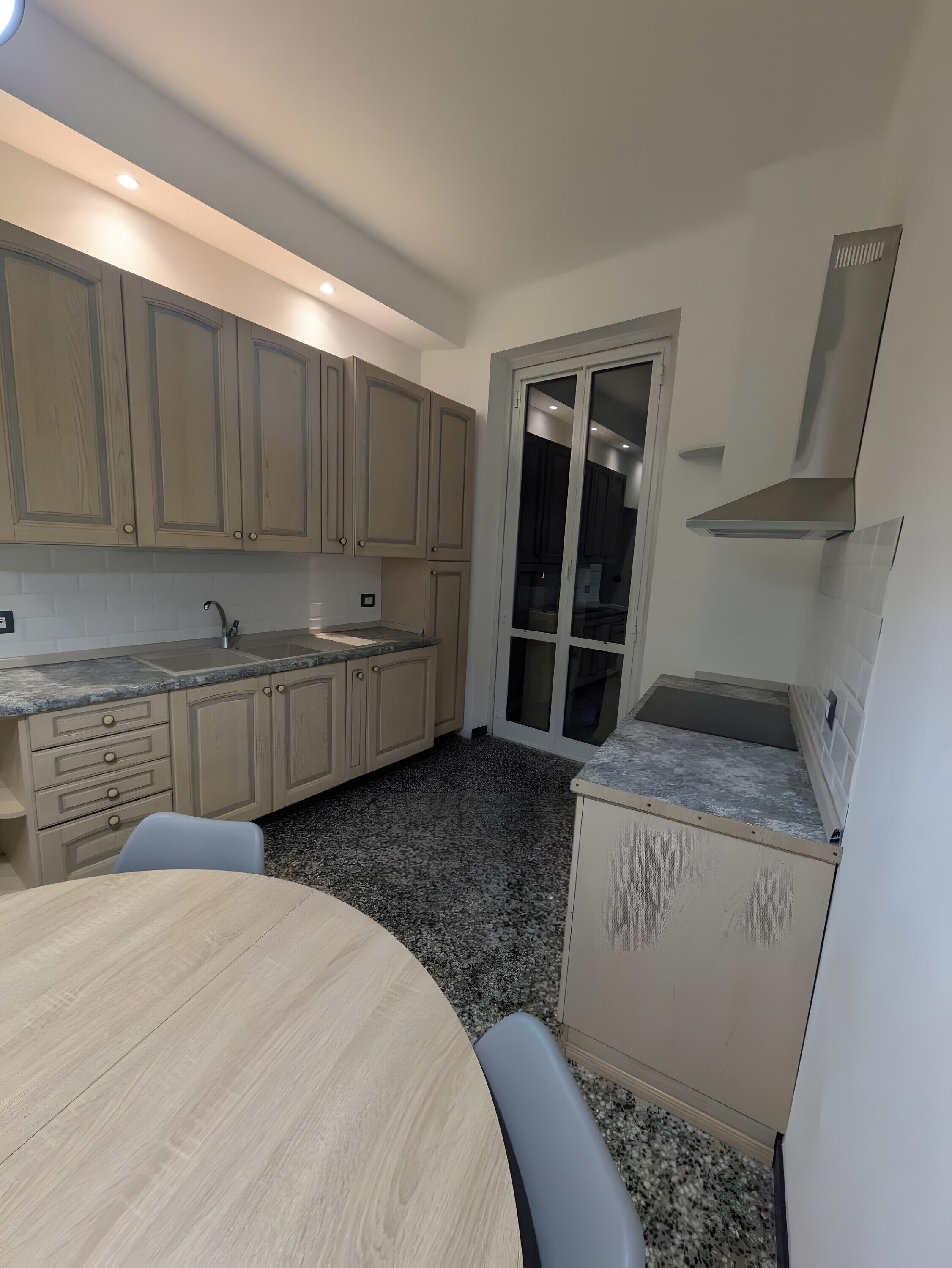 Kühlschrank, Herdplatte, Wasserkocher mit Kaffee-/Teezubehör