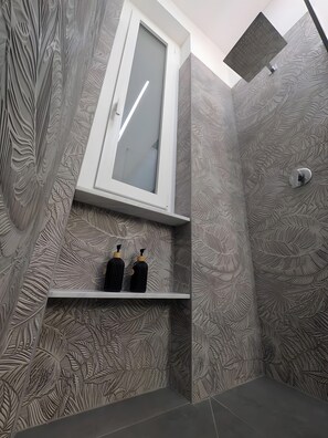 Dusche, Haartrockner, Handtücher