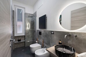 Dusj, hårføner og håndklær