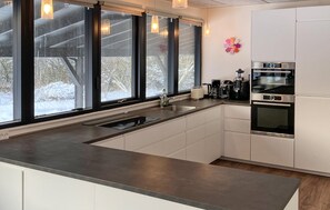 Fridge, microwave, stovetop, dishwasher - 3 bedroom stunning home in Struer (Struer)