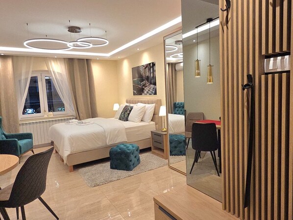 Tabla de planchar con plancha, wifi, ropa de cama