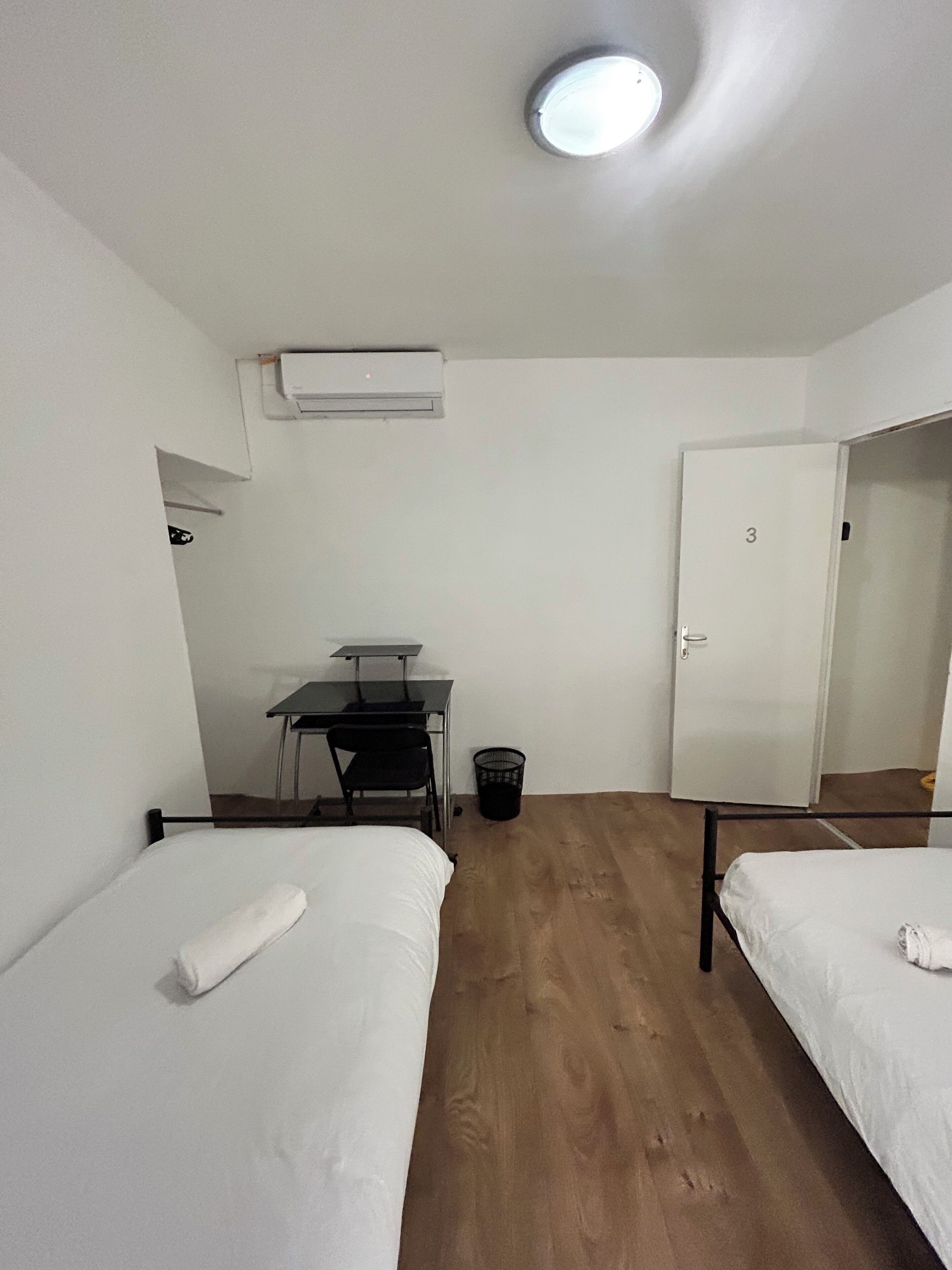 Tabla de planchar con plancha y ropa de cama