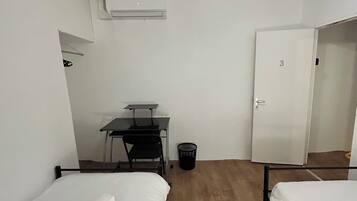 Tabla de planchar con plancha y ropa de cama