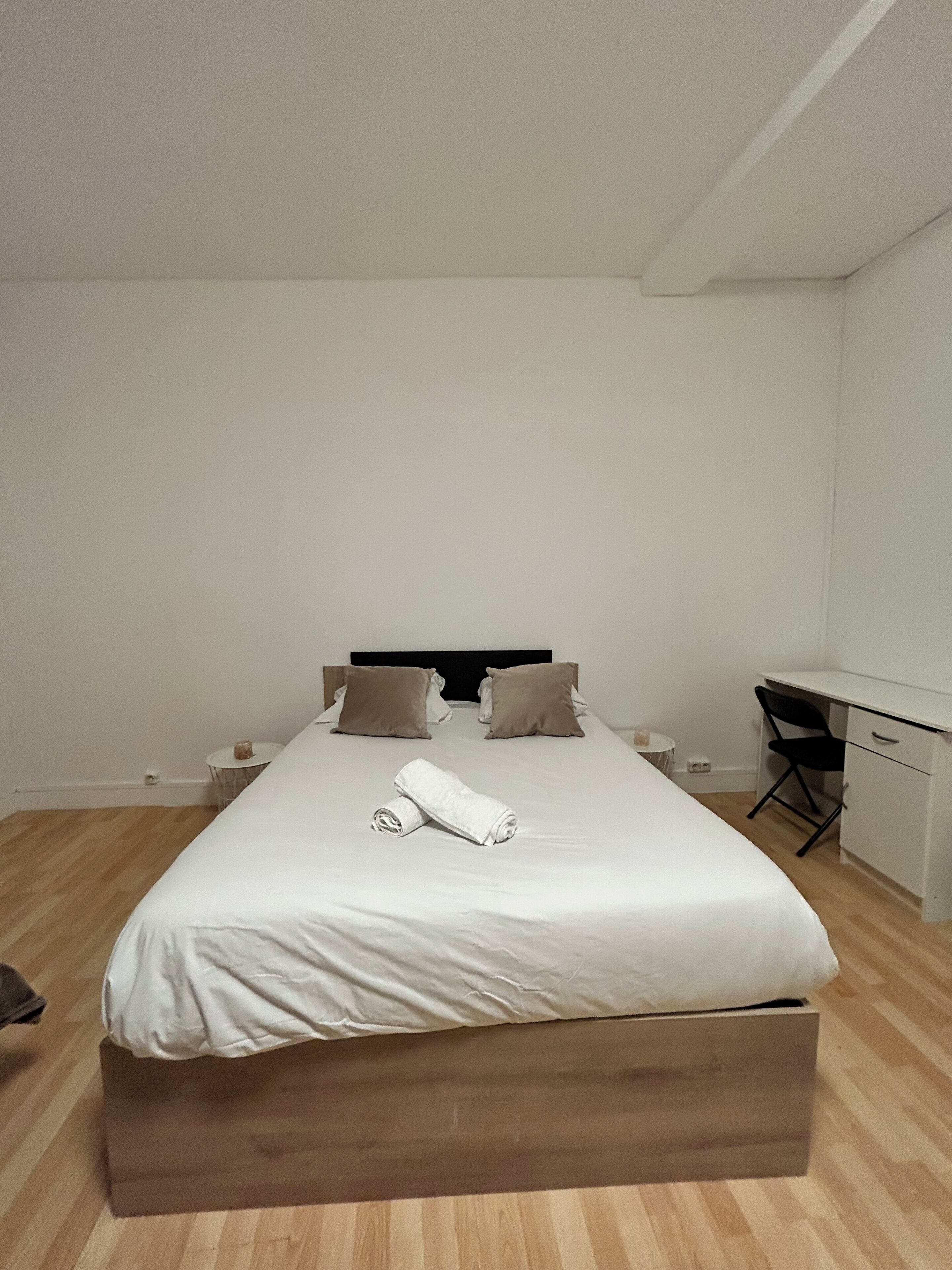 Tabla de planchar con plancha y ropa de cama