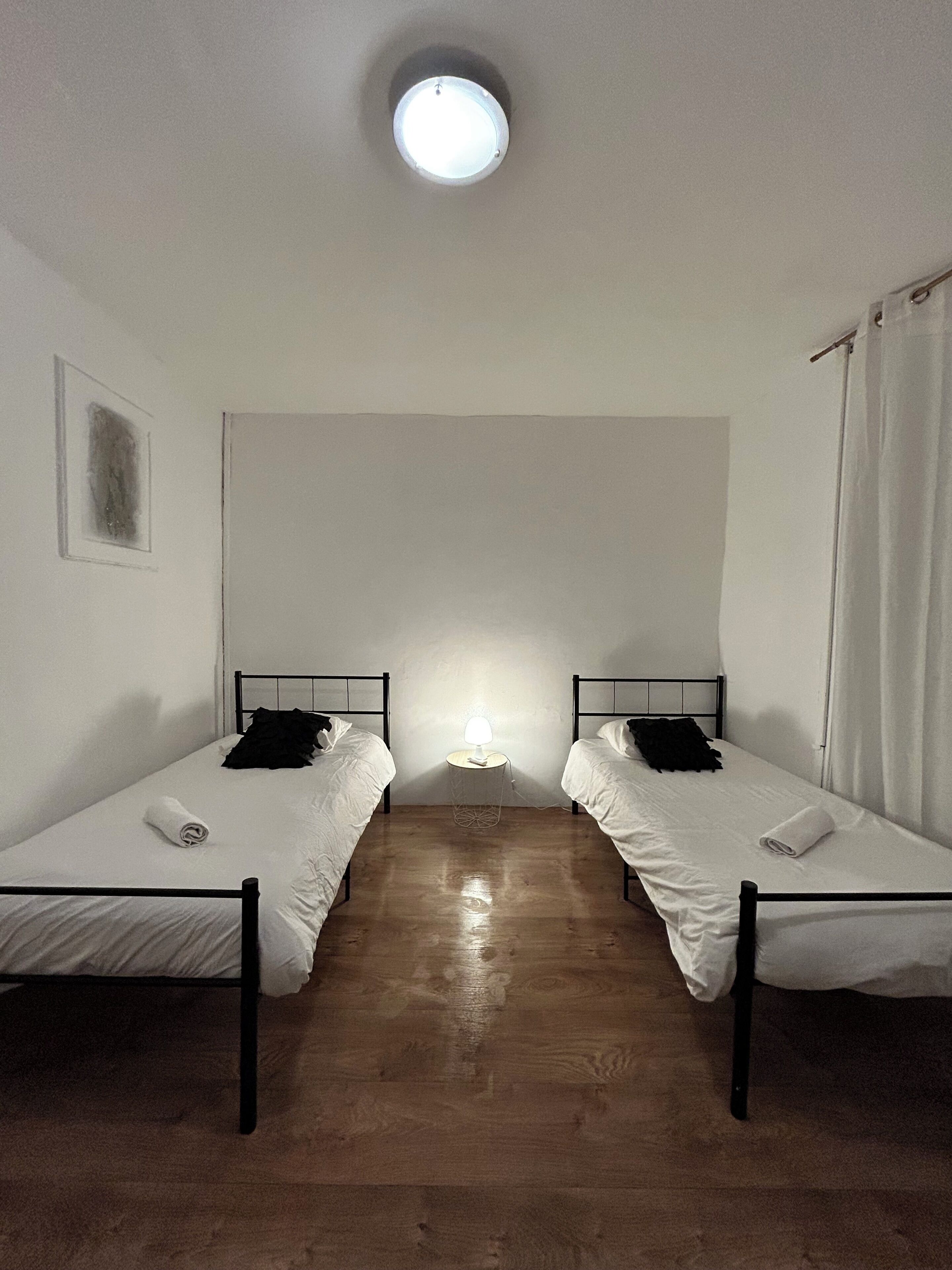 Iron/ironing board, bed sheets