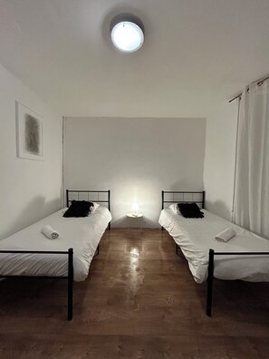 Iron/ironing board, bed sheets